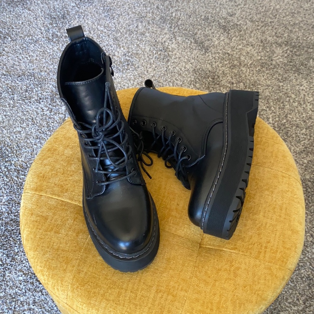 Steve Madden Bettyy black combat boots